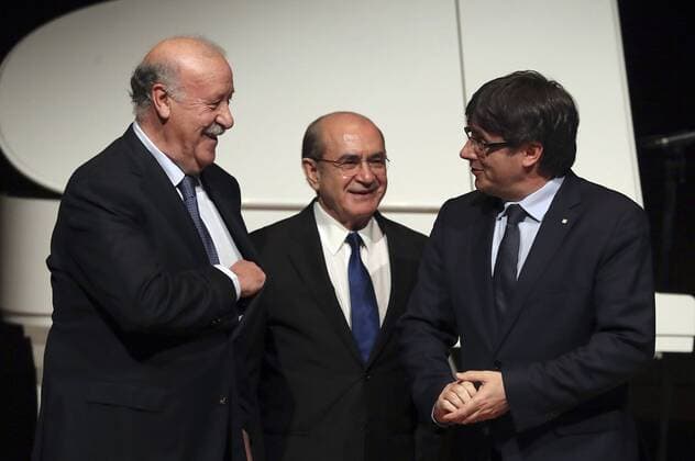 Catalonia s President Carles Puigdemont (R) with the awarded soccer coach Vicente del Bosque (L) and President of Nueva Economia Forum Jose Luis Rodriguez, during the 19th gala of the Blanquerna Award at the Reina Sofia Museum in Madrid, Spain, 15 March 2017. 19TH BLANQUERNA AWARD !ACHTUNG: NUR REDAKTIONELLE NUTZUNG!  Copyright: xBallesterosx MAD001 20170315-636252085072567451