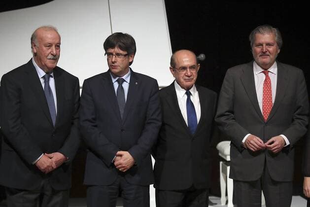 Spain s Culture and Education Minister Inigo Fernandez de Vigo (R) and Catalonia s President Carles Puigdemont (2L) pose with the awarded soccer coach Vicente del Bosque (L) and President of Nueva Economia Forum Jose Luis Rodriguez, during the 19th gala of the Blanquerna Award at the Reina Sofia Museum in Madrid, Spain, 15 March 2017. 19TH BLANQUERNA AWARD !ACHTUNG: NUR REDAKTIONELLE NUTZUNG!  Copyright: xBallesterosx MAD001 20170315-636252085748974779