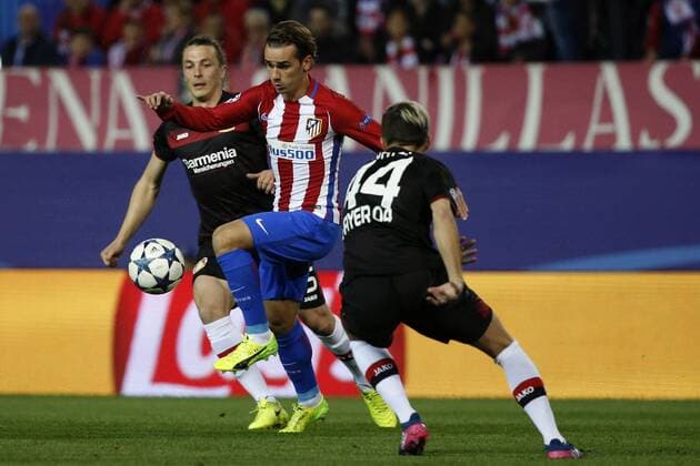 Atletico de Madrid s French striker Antoine Griezmann (C) vies for the ball with Leverkusen s Slovenian midfielder Kevin Kampl during the UEFA Champions League round of 16 second leg match between Atletico de Madrid and Leverkusen that both teams played at Vicente Calderon stadium in Madrid, Spain, 15 March 2017. ATLATICO DE MADRID VS. LEVERKUSEN !ACHTUNG: NUR REDAKTIONELLE NUTZUNG!  Copyright: xKikoxHuescax MAD003 20170315-636252092482378889