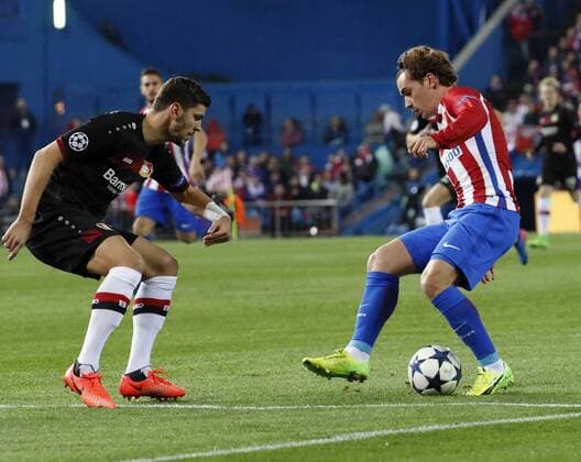 Atletico de Madrid s French striker Antoine Griezmann (R) vies for the ball with Leverkusen s Austrian defender Aleksandar Dragovic during the UEFA Champions League round of 16 second leg match between Atletico de Madrid and Leverkusen that both teams played at Vicente Calderon stadium in Madrid, Spain, 15 March 2017. ATLATICO DE MADRID VS. LEVERKUSEN !ACHTUNG: NUR REDAKTIONELLE NUTZUNG!  Copyright: xZipix MAD003 20170315-636252093302273013