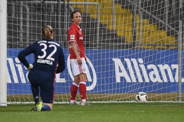 v.li.: eine geschlagene Tinja-Riikka Korpela (Torwart, Torfrau, FC Bayern München, FCB, 32) und die Schützin des Eigentores zum 0:2 Gina Lewandowski (FC Bayern München, FCB, 2) enttäuscht schauend, Enttäuschung, Frustration, disappointed, pessimistisch, Fussball, DFB-Pokal der Frauen, Viertelfinale, FC Bayern München - VfL Wolfsburg, xslx
