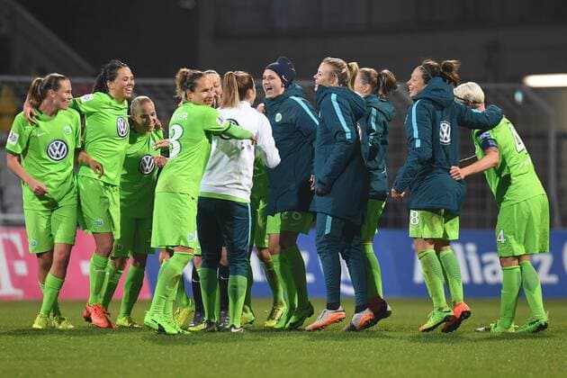 Schlussjubel, die Wolfsburgerinnen bejubeln den Einzug ins Halbfinale nach Spielende, Fussball, DFB-Pokal der Frauen, Viertelfinale, FC Bayern München - VfL Wolfsburg, xslx