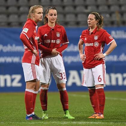 v.li.: Vivianne Miedema (FC Bayern München, FCB, 10) Sara Ilonka Däbritz (Sara Daebritz, FC Bayern München, FCB, 33) Katharina Baunach (FC Bayern München, FCB, 6) nach Spielende enttäuscht schauend, Enttäuschung, Frustration, disappointed, pessimistisch, Fussball, DFB-Pokal der Frauen, Viertelfinale, FC Bayern München - VfL Wolfsburg, xslx