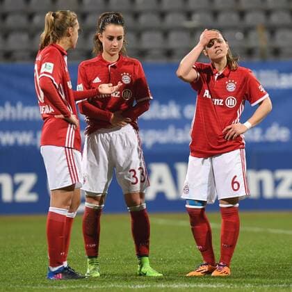 Bilder des Tages - SPORT v.li.: Vivianne Miedema (FC Bayern München, FCB, 10) Sara Ilonka Däbritz (Sara Daebritz, FC Bayern München, FCB, 33) Katharina Baunach (FC Bayern München, FCB, 6) nach Spielende enttäuscht schauend, Enttäuschung, Frustration, disappointed, pessimistisch, Fussball, DFB-Pokal der Frauen, Viertelfinale, FC Bayern München - VfL Wolfsburg, xslx