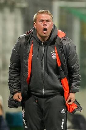 Muenchen, Germany, 15.03.2017, DFB-Pokal Viertelfinale, Frauen, FC Bayern Muenchen - VfL Wolfsburg, Co-Trainer Roman Langer (FCB) gestikuliert ( DeFodi507
