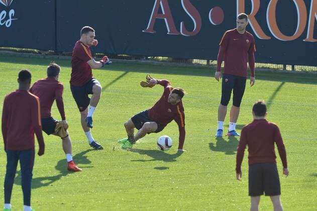 March 15, 2017 - Rome, Italy - AS Roma s players warm up during a training session, on the eve of the team s Europe League football match against Lione , at the Trigoria training ground in the outskirts of Rome, on march 15, 2017 AS Roma press and training session  - ZUMAn230 20170315_zaa_n230_150 Copyright: xSilviaxLorex