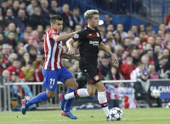 Atletico de Madrid s Argentinian striker Angel Correa (L) vies for the ball with Leverkusen s Slovenian midfielder Kevin Kampl during the UEFA Champions League round of 16 second leg match between Atletico de Madrid and Leverkusen that both teams played at Vicente Calderon stadium in Madrid, Spain, 15 March 2017. ATLATICO DE MADRID VS. LEVERKUSEN !ACHTUNG: NUR REDAKTIONELLE NUTZUNG!  Copyright: xZipix MAD003 20170315-636252107328871846