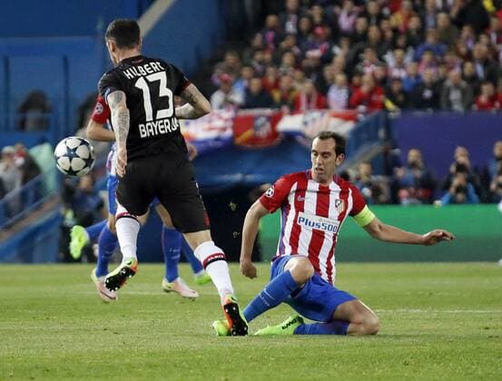 Atletico de Madrid s Uruguayan defender Diego Godin (R) vies for the ball with Leverkusen s defender Roberto Hilbert during the UEFA Champions League round of 16 second leg match between Atletico de Madrid and Leverkusen that both teams played at Vicente Calderon stadium in Madrid, Spain, 15 March 2017. ATLATICO DE MADRID VS. LEVERKUSEN !ACHTUNG: NUR REDAKTIONELLE NUTZUNG!  Copyright: xZipix MAD003 20170315-636252108159093202