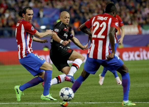 Atletico de Madrid s Uruguayan defender Diego Godin (L) vies for the ball with Leverkusen s Mexican striker Javier Chicharito Hernandez during the UEFA Champions League round of 16 second leg match between Atletico de Madrid and Leverkusen that both teams played at Vicente Calderon stadium in Madrid, Spain, 15 March 2017. ATLATICO DE MADRID VS. LEVERKUSEN !ACHTUNG: NUR REDAKTIONELLE NUTZUNG!  Copyright: xJuanJoxMartinx MAD003 20170315-636252111850479008