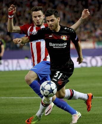 Atletico de Madrid s midfielder Saul Niguez (L) vies for the ball with Bayer Leverkusen s striker Kevin Volland during the UEFA Champions League round of 16 second leg match between Atletico de Madrid and Leverkusen that both teams played at Vicente Calderon stadium in Madrid, Spain, 15 March 2017. ATLATICO DE MADRID VS. LEVERKUSEN !ACHTUNG: NUR REDAKTIONELLE NUTZUNG!  Copyright: xJuanJoxMartinx MAD003 20170315-636252115918126858