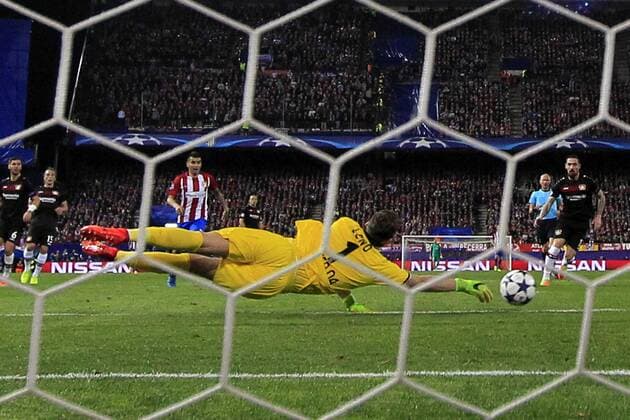 Bilder des Tages - SPORT Bayer Leverkusen s goalkeeper Bernd Leno (C) stops the ball from Atletico de Madrid s striker Angel Correa during the UEFA Champions League round of 16 second leg match between Atletico de Madrid and Leverkusen that both teams played at Vicente Calderon stadium in Madrid, Spain, 15 March 2017. ATLATICO DE MADRID VS. LEVERKUSEN !ACHTUNG: NUR REDAKTIONELLE NUTZUNG!  Copyright: xKikoxHuescax MAD003 20170315-636252119149937424