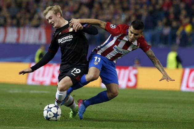 Bilder des Tages - SPORT Bayer Leverkusen s German midfielder Julian Brandt (L) vies for the ball with Atletico de Madrid s Argentinian striker Angel Correa during the UEFA Champions League round of 16 second leg match between Atletico de Madrid and Leverkusen that both teams played at Vicente Calderon stadium in Madrid, Spain, 15 March 2017. ATLATICO DE MADRID VS. LEVERKUSEN !ACHTUNG: NUR REDAKTIONELLE NUTZUNG!  Copyright: xKikoxHuescax MAD003 20170315-636252126269842142