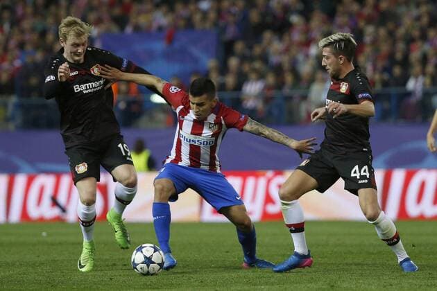 Atletico de Madrid s striker Correa (C) vies for the ball with Leverkusen s midfielders Brandt (L) and Kampl during the UEFA Champions League round of 16 second leg match between Atletico de Madrid and Leverkusen that both teams played at Vicente Calderon stadium in Madrid, Spain, 15 March 2017. ATLATICO DE MADRID VS. LEVERKUSEN !ACHTUNG: NUR REDAKTIONELLE NUTZUNG!  Copyright: xKikoxHuescax MAD003 20170315-636252127702912018