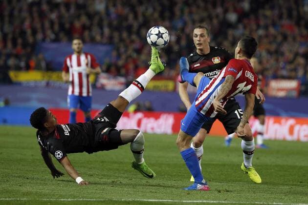 Atletico de Madrid s Argentinian striker Angel Correa (R) vies for the ball with Leverkusen s Brazilian defender Wendell during the UEFA Champions League round of 16 second leg match between Atletico de Madrid and Leverkusen that both teams played at Vicente Calderon stadium in Madrid, Spain, 15 March 2017. ATLATICO DE MADRID VS. LEVERKUSEN !ACHTUNG: NUR REDAKTIONELLE NUTZUNG!  Copyright: xKikoxHuescax MAD003 20170315-636252129716797388