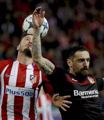 Atletico de Madrid s midfielder Saul Niguez (L) vies for the ball with Leverkusen s defender Roberto Hilbert during the UEFA Champions League round of 16 second leg match between Atletico de Madrid and Leverkusen that both teams played at Vicente Calderon stadium in Madrid, Spain, 15 March 2017. ATLATICO DE MADRID VS. LEVERKUSEN !ACHTUNG: NUR REDAKTIONELLE NUTZUNG!  Copyright: xJuanJoxMartinx MAD003 20170315-636252134535812373
