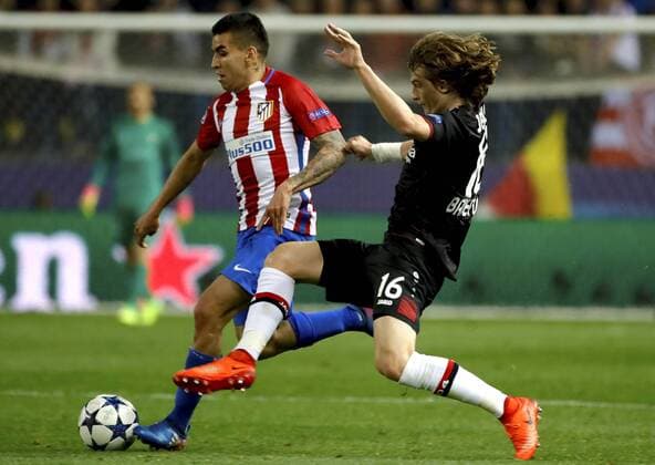 Atletico de Madrid s Argentinian striker Angel Correa (L) vies for the ball with Leverkusen s Croatian defender Tin Jedvaj during the UEFA Champions League round of 16 second leg match between Atletico de Madrid and Leverkusen that both teams played at Vicente Calderon stadium in Madrid, Spain, 15 March 2017. ATLATICO DE MADRID VS. LEVERKUSEN !ACHTUNG: NUR REDAKTIONELLE NUTZUNG!  Copyright: xKikoxHuescax MAD003 20170315-636252137269223979