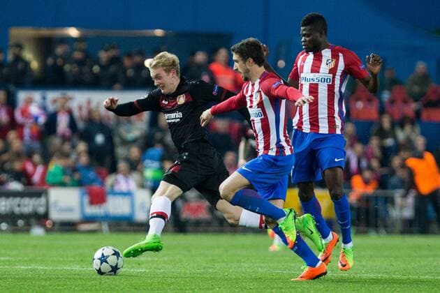 Kevin Kampl of Bayer 04 Leverkusen competes for the ball with Vrsaljko of Atletico de Madrid during the match of Uefa Champions League between Atletico de Madrid and Bayer Leverkusen at Vicente Calderon Stadium in Madrid, Spain. March 15, 2017.  (20170315024)