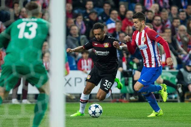 Karim Bellarabi of Bayer 04 Leverkusen competes for the ball with Lucas Hernandez of Atletico de Madrid during the match of Uefa Champions League between Atletico de Madrid and Bayer Leverkusen at Vicente Calderon Stadium in Madrid, Spain. March 15, 2017.  (20170315045)