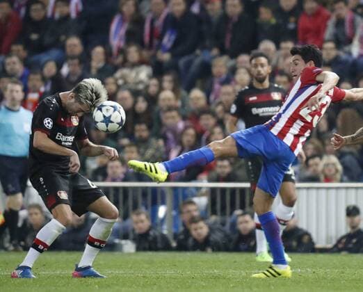 Atletico de Madrid s Argentinian midfilder Nico Gaitan (R) vies for the ball with Bayer Leverkusen s Kevin Kampl during the UEFA Champions League round of 16 second leg match between Atletico de Madrid and Leverkusen that both teams played at Vicente Calderon stadium in Madrid, Spain, 15 March 2017. ATLATICO DE MADRID VS. LEVERKUSEN !ACHTUNG: NUR REDAKTIONELLE NUTZUNG!  Copyright: xJuanJoxMartinx MAD003 20170315-636252147948219635