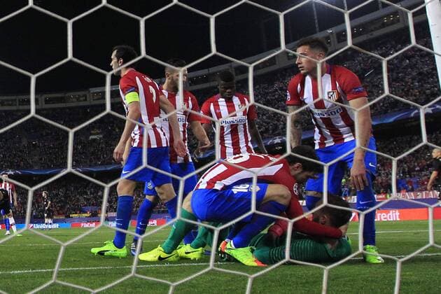 Atletico de Madrid s players help their teammate, Slovenian goalkeeper Jan Oblak, during the UEFA Champions League round of 16 second leg match between Atletico de Madrid and Leverkusen that both teams played at Vicente Calderon stadium in Madrid, Spain, 15 March 2017. ATLATICO DE MADRID VS. LEVERKUSEN !ACHTUNG: NUR REDAKTIONELLE NUTZUNG!  Copyright: xKikoxHuescax MAD003 20170315-636252150636065175