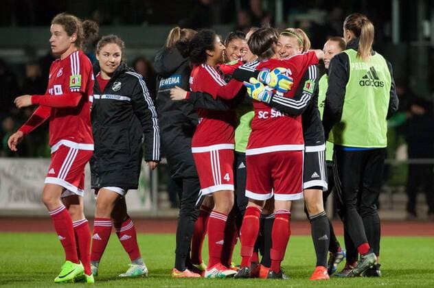 Die Spielerinnen des SC Sand jubeln über den Sieg, freuen sich, Freude über den Einzug ind Halbfinale, Fussball, DFB-Pokal der Frauen, SV Werder Bremen - SC Sand, xobx