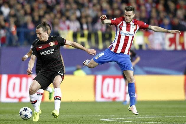 Fußball, CL, Atletico Madrid - Bayer Leverkusen Atletico de Madrid s Saul Niguez (r) and Bayer 04 Leverkusen s Julian Baumgartlinger during Champions League 2016 2017 Round of 16 2nd leg match. March 15,2017.  (2017031518)