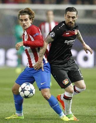 Fußball, CL, Atletico Madrid - Bayer Leverkusen Atletico de Madrid s Antoine Griezmann (l) and Bayer 04 Leverkusen s Roberto Hilbert during Champions League 2016 2017 Round of 16 2nd leg match. March 15,2017.  (2017031534)