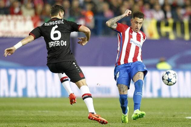 Fußball, CL, Atletico Madrid - Bayer Leverkusen Atletico de Madrid s Jose Maria Gimenez (r) and Bayer 04 Leverkusen s Aleksandar Dragovic during Champions League 2016 2017 Round of 16 2nd leg match. March 15,2017.  (2017031536)