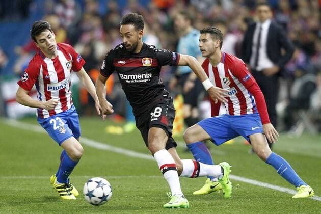 Fußball, CL, Atletico Madrid - Bayer Leverkusen Atletico de Madrid s Angel Correa (l) and Lucas Hernandez (r) and Bayer 04 Leverkusen s Karim Bellarabi during Champions League 2016 2017 Round of 16 2nd leg match. March 15,2017.  (2017031531)