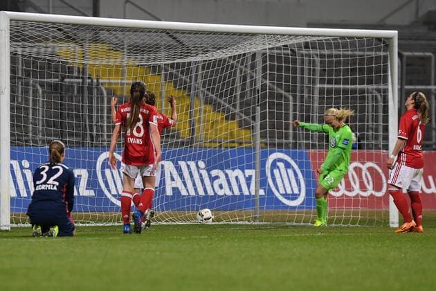 v.li.: Tinja-Riikka Korpela (Torwart, Torfrau, FC Bayern München, FCB, 32) Lisa Evans (FC Bayern München, FCB, 18) Gina Lewandowski (FC Bayern München, FCB, 2) Katharina Baunach (FC Bayern München, FCB, 6) enttäuscht schauend, Enttäuschung, Frustration, disappointed, pessimistisch, Pernille Harder (Wolfsburg, 22) mit Torjubel, Jubel, Torjubel, Torerfolg, celebrate the goal, goal, celebration, Jubel ueber das Eigentor zum 0:2 durch Gina Lewandowski (FC Bayern München, FCB, 2) , optimistisch, Action, Aktion, Fussball, DFB-Pokal der Frauen, Viertelfinale, FC Bayern München - VfL Wolfsburg, xslx