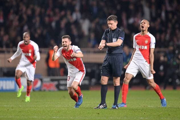 Bilder des Tages - SPORT Fußball, CL, AS Monaco - Manchester City 10 BERNARDO SILVA (mon) - 02 FABINHO (mon) - Gianluca Rocchi (ARBITRE) - FOOTBALL : AS Monaco vs Manchester City - Champions League - 15 03 2017 AnthonyBIBARD FEP Panoramic 