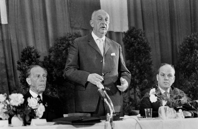 DFB-Bundestag am 28.07.1962 im Goldsaal in Dortmund wird die Einführung der Fussballbundesliga beschlossen. V.l. das Präsidium des DFB : Dr. Peco Bauwens Präsident des DFB bis 1962, Dr. Hermann Gösmann (DFB Präsident ab 1962) und Generalsekretär Hans Paßlack. HM
