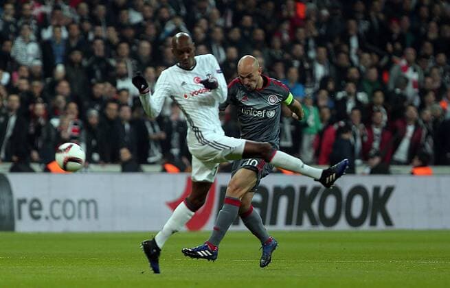 Besiktas Atiba Hutchinson and Olympiakos Esteban Cambiasso during a Europa League round of 16 second leg soccer match at Vodafone Arena stadium in Istanbul, Thursday, March 16, 2017.(Tolga Adanali - Depo Photos)  15650088