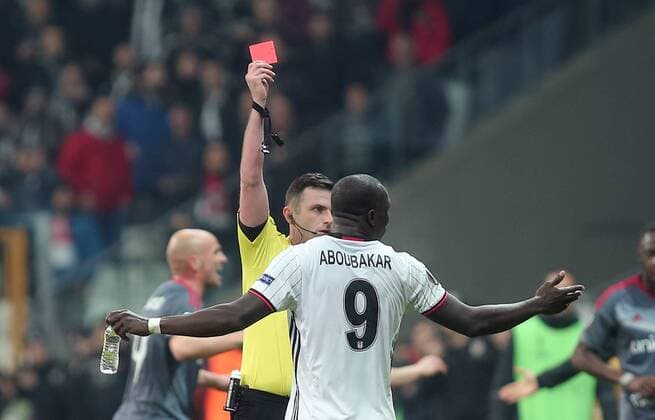 Bilder des Tages - SPORT Refrree shows red card to Besiktas s Vincent Aboubakar during a Europa League round of 16 second leg soccer match at Vodafone Arena stadium in Istanbul, Thursday, March 16, 2017.(Tolga Adanali - Depo Photos)  15650139