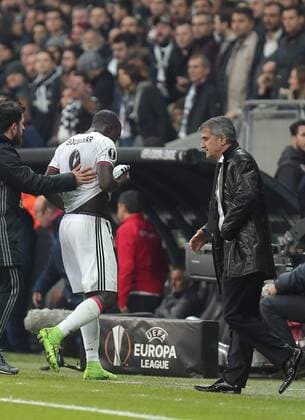 Refrree shows red card to Besiktas s Vincent Aboubakar during a Europa League round of 16 second leg soccer match at Vodafone Arena stadium in Istanbul, Thursday, March 16, 2017.(Tolga Adanali - Depo Photos)  15650142