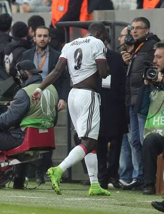 Refrree shows red card to Besiktas s Vincent Aboubakar during a Europa League round of 16 second leg soccer match at Vodafone Arena stadium in Istanbul, Thursday, March 16, 2017.(Tolga Adanali - Depo Photos)  15650146
