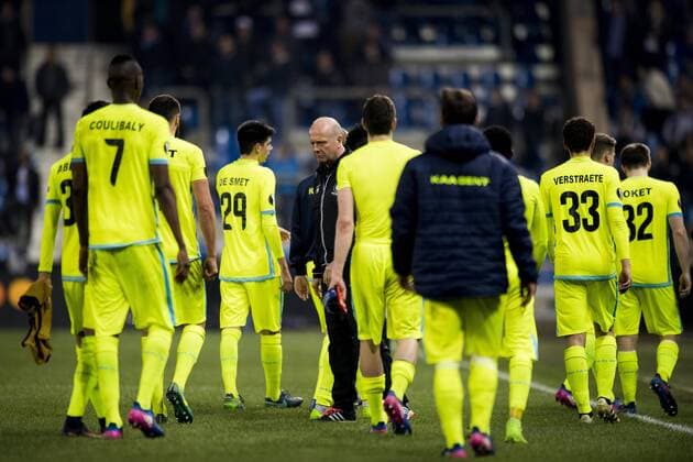 Bilder des Tages - SPORT Gent s players and Gent s assistant coach Peter Balette pictured after the return game of 1 8 finals of the Europa League competition between Belgian soccer team KRC Genk and Belgian club KAA Gent, Thursday 16 March 2017, in Genk. First leg in Gent ended on a 2-5 result. JASPERxJACOBS  x05065913x