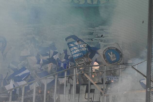 GER, Borussia Mönchengladbach (GER) vs. FC Schalke 04 (GER) 16.03.2017, Borussia Park , Moenchengladbach , Europa Leaque, Achtelfinale, RueckspielGER, Borussia Mönchengladbach (GER) vs. FC Schalke 04 (GER) im Bild: Pyrotechnik, Feuerwerk, Rauch, Gefahr, Feuer, Leuchtfeuer, Kurzve der Schalker Foto © nordphoto Meuter nordphotox xMeuter