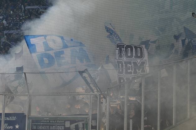 GER, Borussia Mönchengladbach (GER) vs. FC Schalke 04 (GER) 16.03.2017, Borussia Park , Moenchengladbach , Europa Leaque, Achtelfinale, RueckspielGER, Borussia Mönchengladbach (GER) vs. FC Schalke 04 (GER) im Bild: Pyrotechnik, Feuerwerk, Rauch, Gefahr, Feuer, Leuchtfeuer, Kurzve der Schalker Foto © nordphoto Meuter nordphotox xMeuter