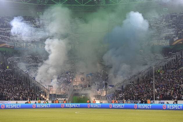 Bilder des Tages - SPORT Fußball Europa League Achtelfinale Borussia Mönchengladbach - FC Schalke 04 am 16.03.2017 im Borussia-Park in Mönchengladbach Schalker Fans haben Rauchbomben im Fanblock gezündet xRx