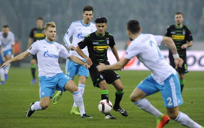 Fussball, UEFA Europa League, Herren, Saison 2016 2017, Achtelfinale Rückspiel, Borussia Park: Bor. Mönchengladbach, BMG (schwarz) - FC Schalke 04, S04 (weiss); Johannes Geis (S04), Leon Goretzka (S04), Mahmoud Dahoud (Gladbach), Daniel Caligiuri (S04), Aktion.
