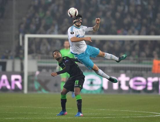 16.03.2017, Fussball, UEFA Europa League, Saison 2016 2017, Achtelfinale, Borussia Moenchengladbach - FC Schalke 04, Sead Kolasinac (Schalke 04), re., gegen Raffael (Borussia Moenchengladbach)