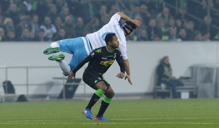 Fussball, UEFA Europa League, Herren, Saison 2016 2017, Achtelfinale Rückspiel, Borussia Park: Bor. Mönchengladbach, BMG (schwarz) - FC Schalke 04, S04 (weiss); Sead Kolasinac (S04), Raffael (Gladbach), Aktion.