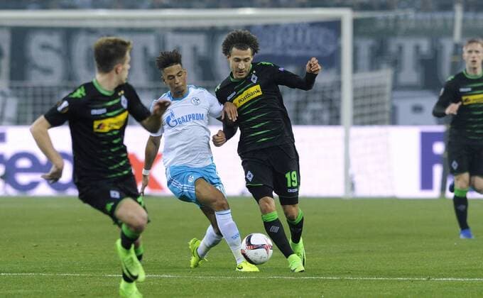 Fussball, UEFA Europa League, Herren, Saison 2016 2017, Achtelfinale Rückspiel, Borussia Park: Bor. Mönchengladbach, BMG (schwarz) - FC Schalke 04, S04 (weiss); Fabian Johnson (Gladbach), Thilo Kehrer (S04), Aktion.