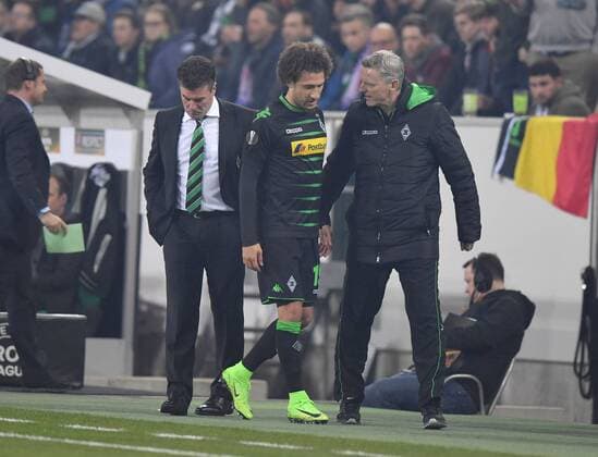 16.03.2017, Fussball, UEFA Europa League, Saison 2016 2017, Achtelfinale, Borussia Moenchengladbach - FC Schalke 04, Fabian Johnson (Borussia Moenchengladbach) scheidet verletzt aus, links Trainer Dieter Hecking (Borussia Moenchengladbach)