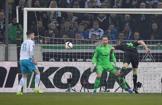 16.03.2017, Fussball, UEFA Europa League, Saison 2016 2017, Achtelfinale, Borussia Moenchengladbach - FC Schalke 04, Josip Drmic (Borussia Moenchengladbach), re., vergibt frei vor Torwart Ralf Faehrmann, Ralf Fährmann (Schalke 04)