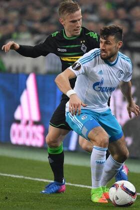 GER, Borussia Mönchengladbach (GER) vs. FC Schalke 04 (GER) 16.03.2017, Borussia Park , Moenchengladbach , Europa Leaque, Achtelfinale, Rueckspiel GER, Borussia Mönchengladbach (GER) vs. FC Schalke 04 (GER) im Bild: Daniel Caligiuri (Schalke 2),im Zweikampf gegen Oscar Wendt (Gladbach 17),Hochformat,Einzelaktion, Ganzkörper Ganzkoerper, Foto © nordphoto Meuter nordphotox xMeuter