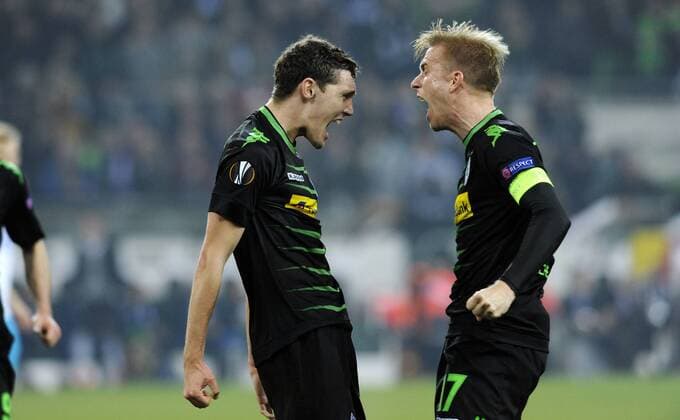 Fussball, UEFA Europa League, Herren, Saison 2016 2017, Achtelfinale Rückspiel, Borussia Park: Bor. Mönchengladbach, BMG (schwarz) - FC Schalke 04, S04 (weiss); Jubel Andreas Christensen (Gladbach) nach seinem Tor zum 1:0, zusammen mit Oscar Wendt (Gladbach). Jubel, Freude, Aktion.
