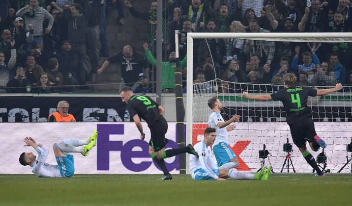 16.03.2017, Fussball, UEFA Europa League, Saison 2016 2017, Achtelfinale, Borussia Moenchengladbach - FC Schalke 04, Tor Gladbach 1:0 durch Andreas Christensen (Borussia Moenchengladbach), Josip Drmic (Borussia Moenchengladbach), li., und Jannik Vestergaard (Borussia Moenchengladbach) jubeln, am Boden v.li., Matija Nastasic (FC Schalke 04), Leon Goretzka (Schalke 04), Benedikt Hoewedes, Benedikt Höwedes (Schalke 04)