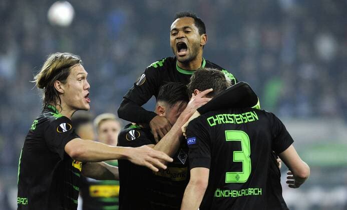 Fussball, UEFA Europa League, Herren, Saison 2016 2017, Achtelfinale Rückspiel, Borussia Park: Bor. Mönchengladbach, BMG (schwarz) - FC Schalke 04, S04 (weiss); Jubel Andreas Christensen (Gladbach) nach seinem Tor zum 1:0, zusammen mit Raffael (Gladbach), Josep Drmic (Gladbach), Jannik Vestergaard (Gladbach). Jubel, Freude, Aktion.